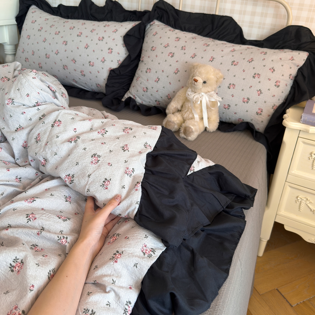 91家纺网 家纺一手货源 找家纺 优卡迪家纺馆 2025新款皱皱棉双层纱黑花边四件套 花园日记