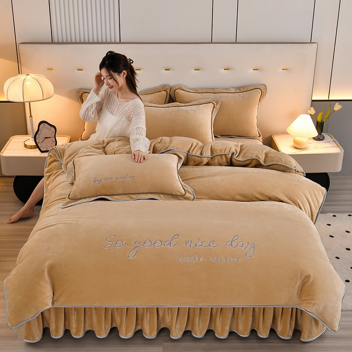 91家纺网 家纺一手货源 找家纺 居尚家纺 2025新款AB款加厚纯色牛奶绒绣花四件套驼色