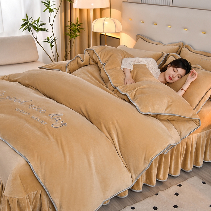 91家纺网 家纺一手货源 找家纺 居尚家纺 2025新款AB款加厚纯色牛奶绒绣花四件套驼色