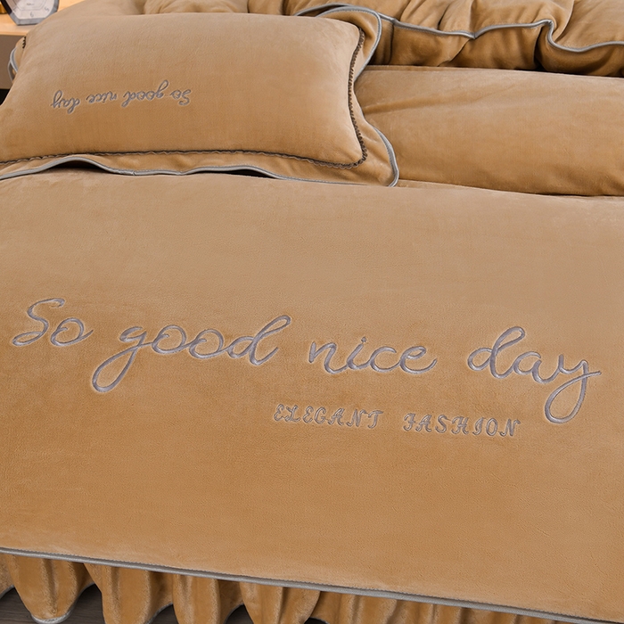 91家纺网 家纺一手货源 找家纺 居尚家纺 2025新款AB款加厚纯色牛奶绒绣花四件套驼色