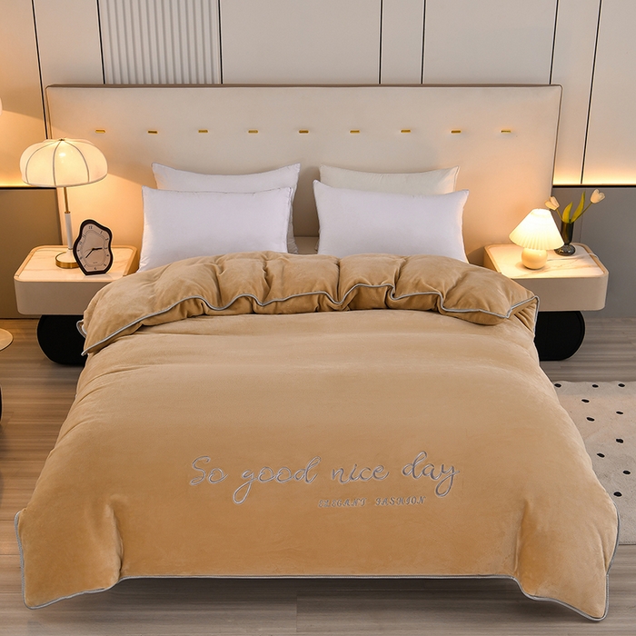 91家纺网 家纺一手货源 找家纺 居尚家纺 2025新款AB款加厚纯色牛奶绒绣花四件套驼色