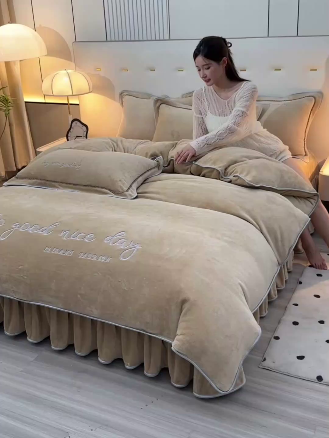91家纺网 家纺一手货源 找家纺 居尚家纺 2025新款AB款加厚纯色牛奶绒绣花四件套驼色