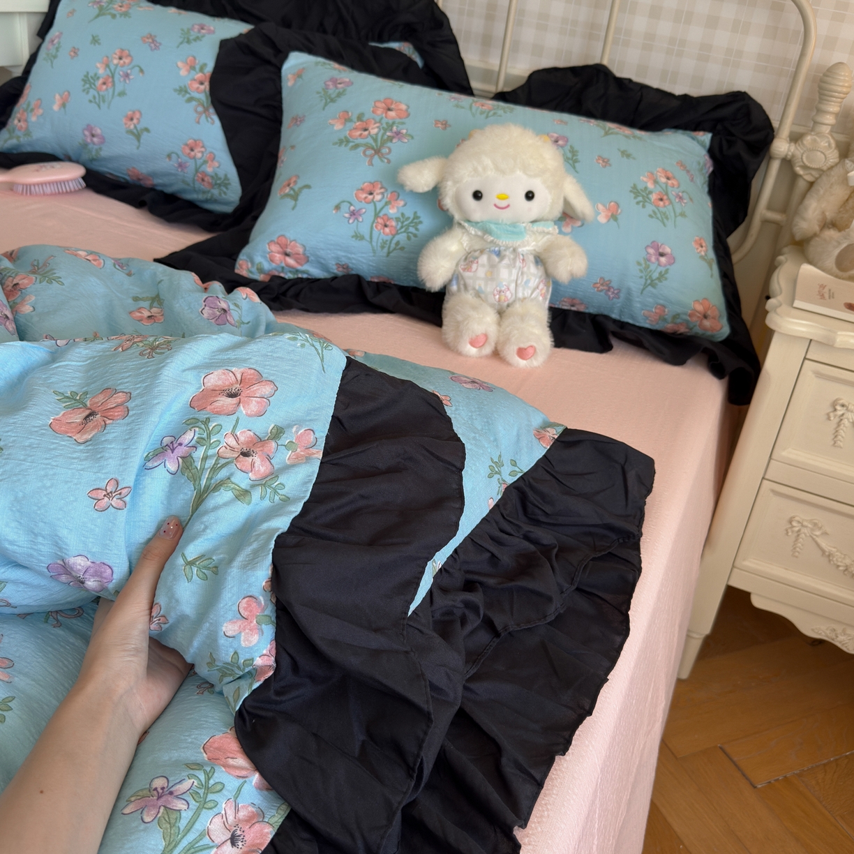 91家纺网 家纺一手货源 找家纺 优卡迪家纺馆 2025新款皱皱棉双层纱黑花边四件套 泡沫之夏