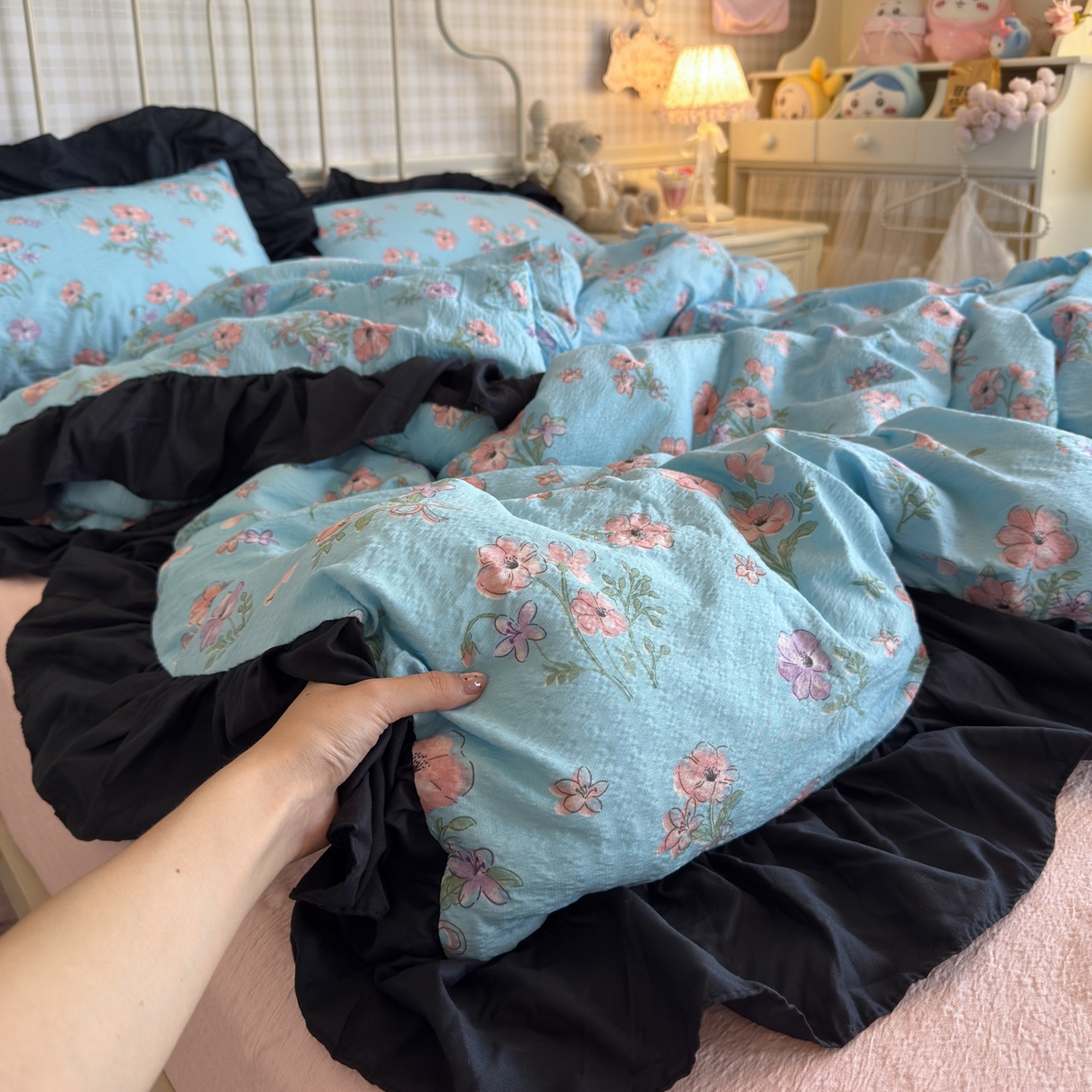 91家纺网 家纺一手货源 找家纺 优卡迪家纺馆 2025新款皱皱棉双层纱黑花边四件套 泡沫之夏