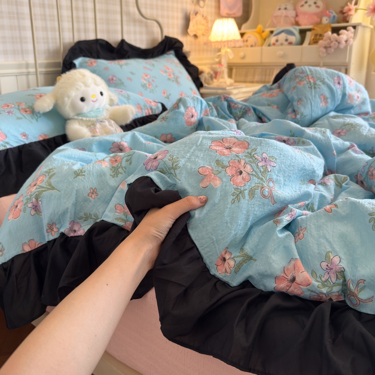 91家纺网 家纺一手货源 找家纺 优卡迪家纺馆 2025新款皱皱棉双层纱黑花边四件套 泡沫之夏