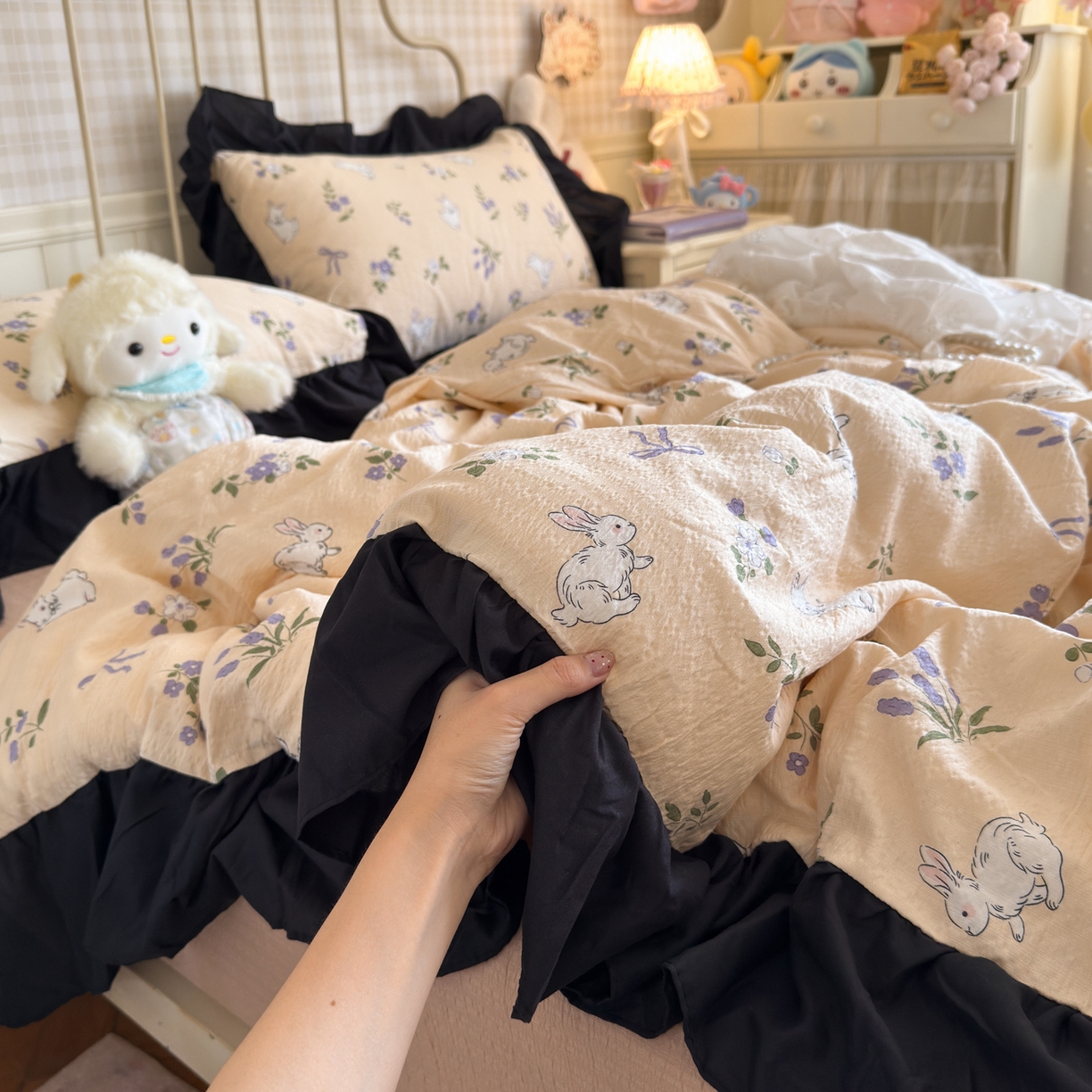 91家纺网 家纺一手货源 找家纺 优卡迪家纺馆 2025新款皱皱棉双层纱黑花边四件套 清晨