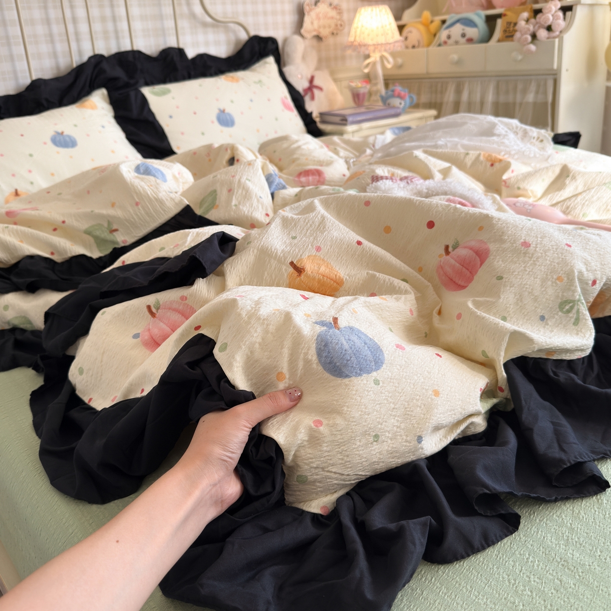 91家纺网 家纺一手货源 找家纺 优卡迪家纺馆 2025新款皱皱棉双层纱黑花边四件套 炫彩南瓜