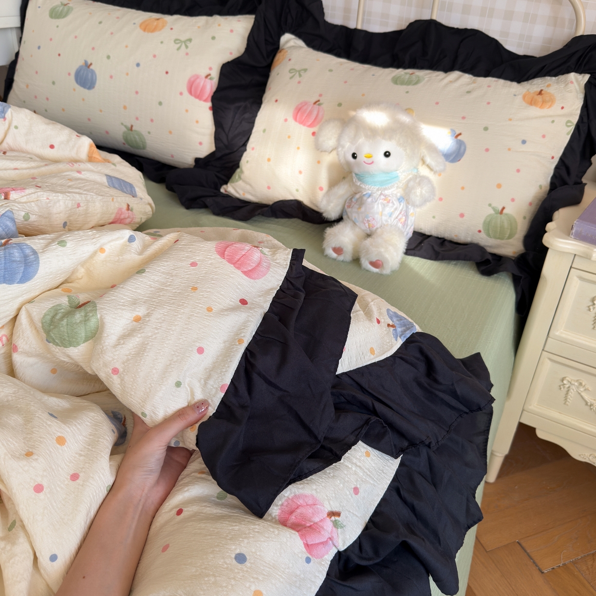 91家纺网 家纺一手货源 找家纺 优卡迪家纺馆 2025新款皱皱棉双层纱黑花边四件套 炫彩南瓜