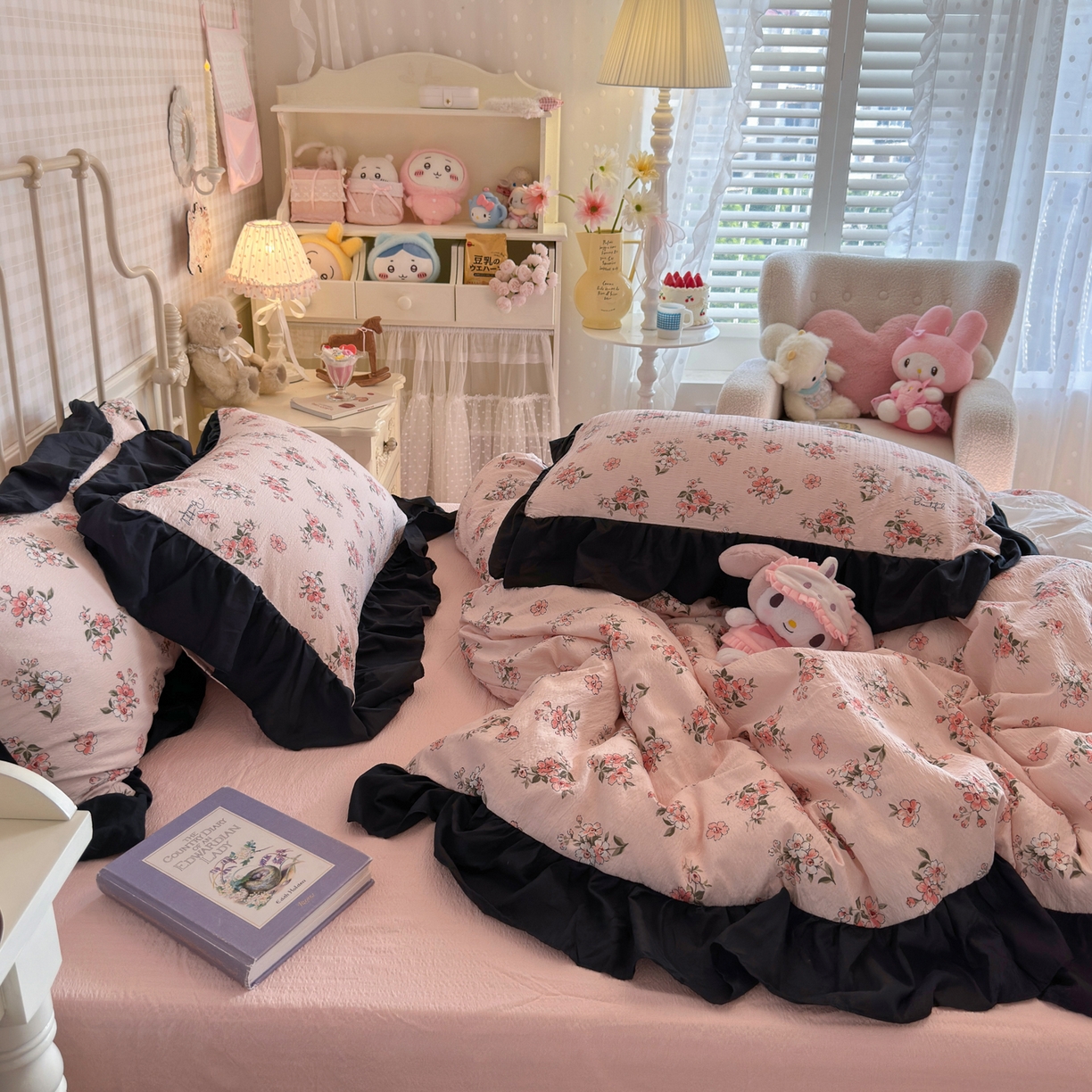 91家纺网 家纺一手货源 找家纺 优卡迪家纺馆 2025新款皱皱棉双层纱黑花边四件套 阳光花园