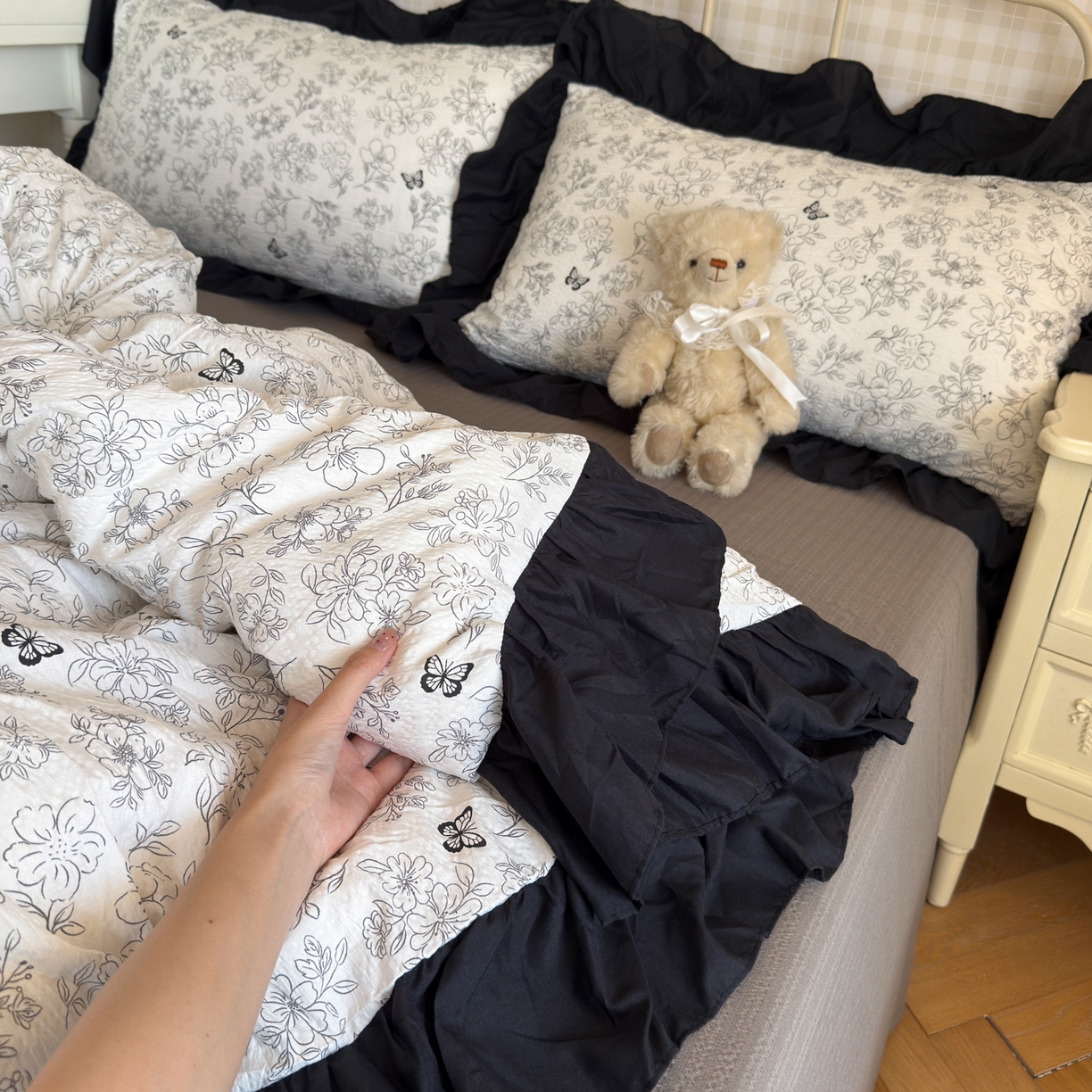 91家纺网 家纺一手货源 找家纺 优卡迪家纺馆 2025新款皱皱棉双层纱黑花边四件套 雨蝶