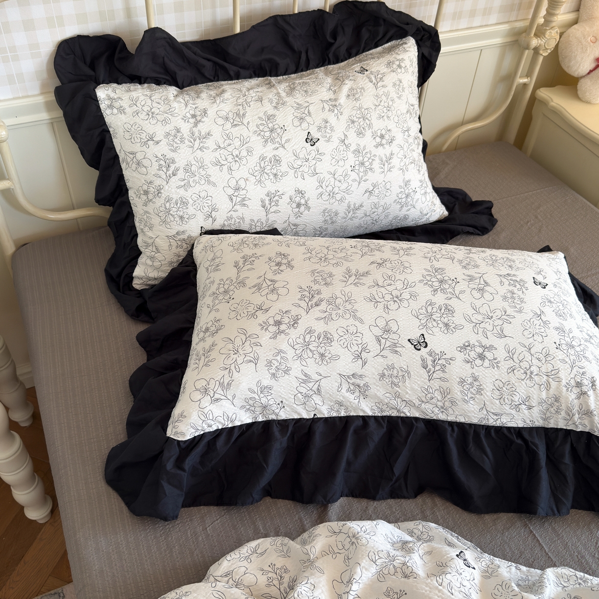 91家纺网 家纺一手货源 找家纺 优卡迪家纺馆 2025新款皱皱棉双层纱黑花边四件套 雨蝶