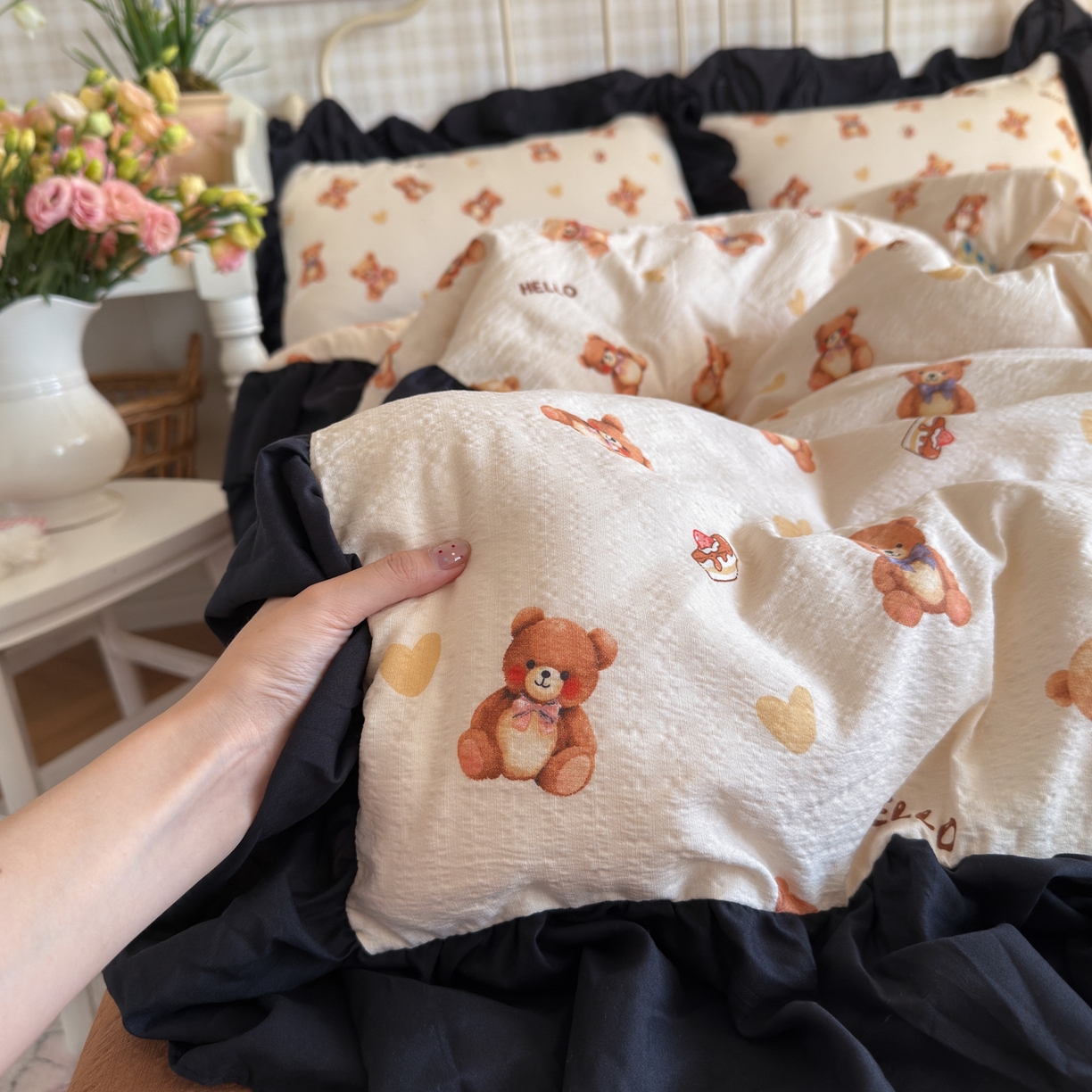 91家纺网 家纺一手货源 找家纺 优卡迪家纺馆 2025新款皱皱棉双层纱黑花边四件套 元气小熊