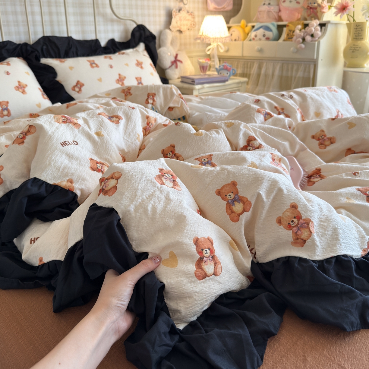 91家纺网 家纺一手货源 找家纺 优卡迪家纺馆 2025新款皱皱棉双层纱黑花边四件套 元气小熊