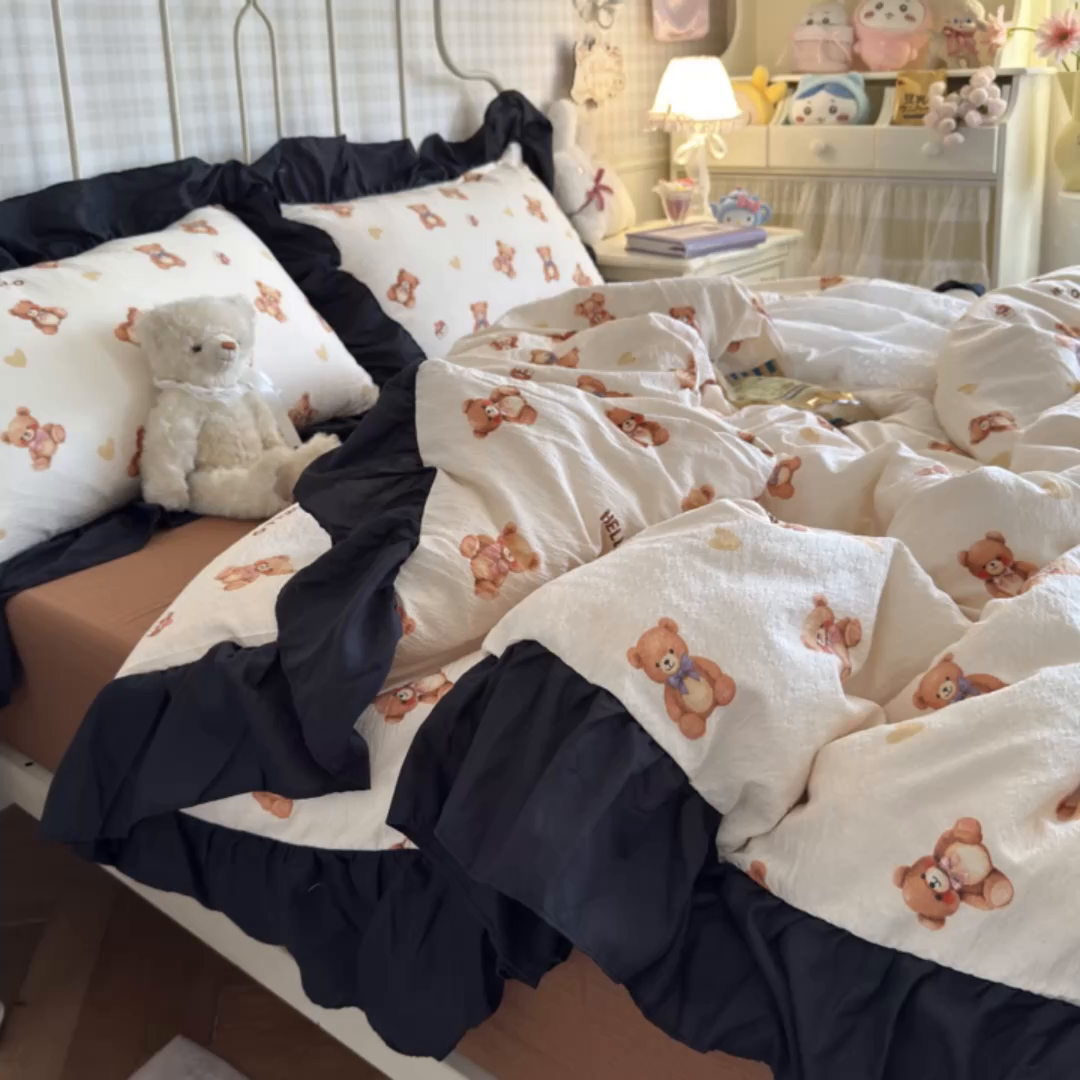 91家纺网 家纺一手货源 找家纺 优卡迪家纺馆 2025新款皱皱棉双层纱黑花边四件套 元气小熊