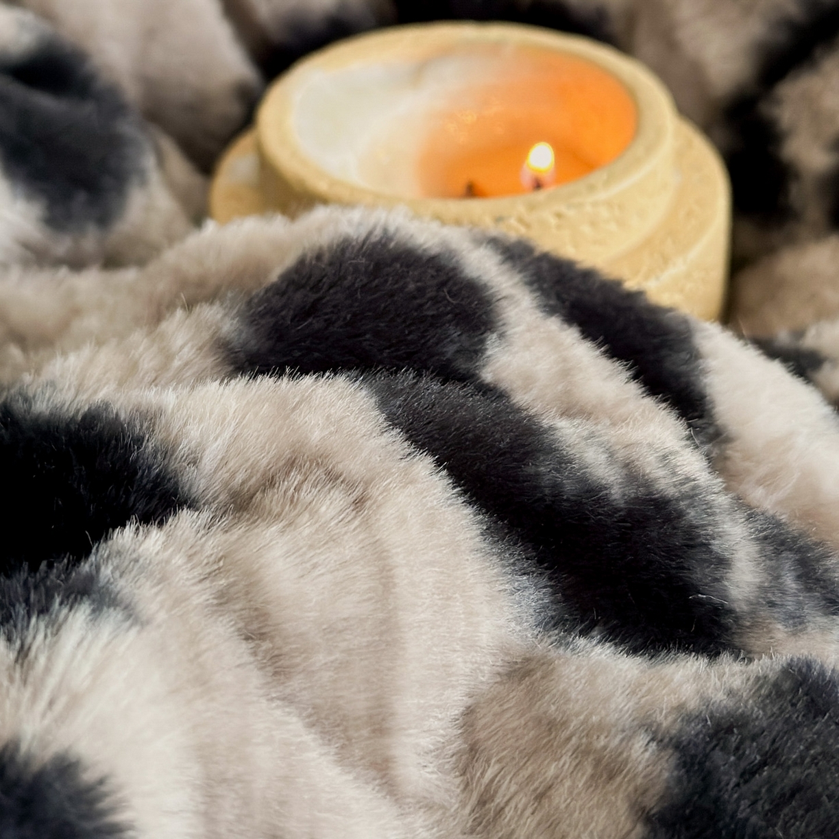 91家纺网 家纺一手货源 找家纺 子曰 2025新款A类法式小香风黑边款兔绒牛奶绒四件套 黑边款-豹纹灰