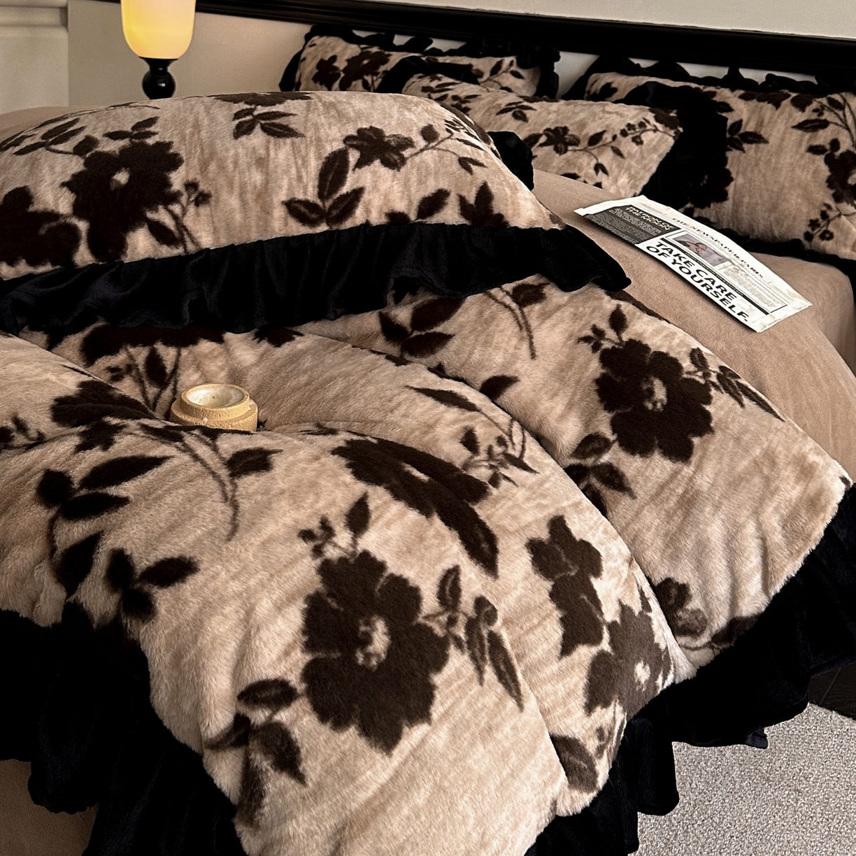 91家纺网 家纺一手货源 找家纺 子曰 2025新款A类法式小香风黑边款兔绒牛奶绒四件套 黑边款-花语