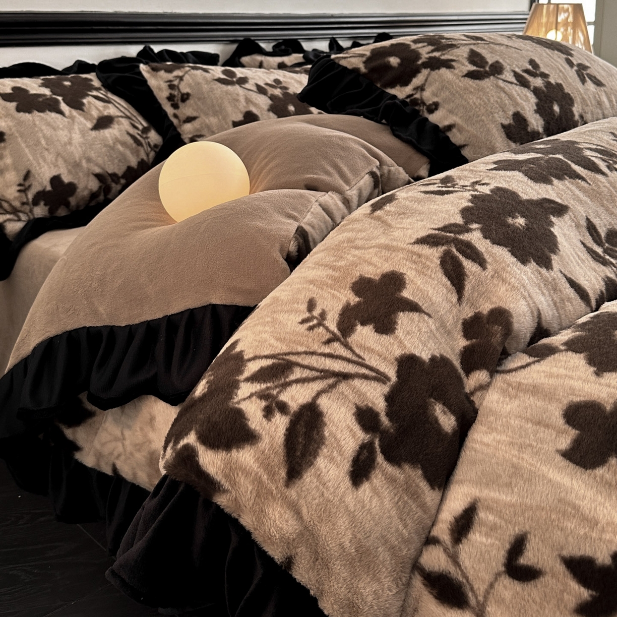 91家纺网 家纺一手货源 找家纺 子曰 2025新款A类法式小香风黑边款兔绒牛奶绒四件套 黑边款-花语