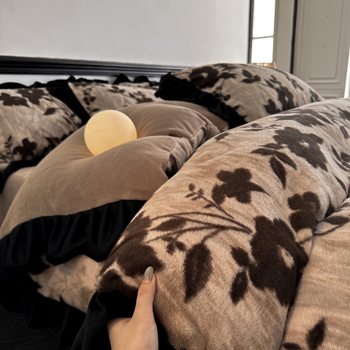 91家纺网 家纺一手货源 找家纺 子曰 2025新款A类法式小香风黑边款兔绒牛奶绒四件套 黑边款-花语