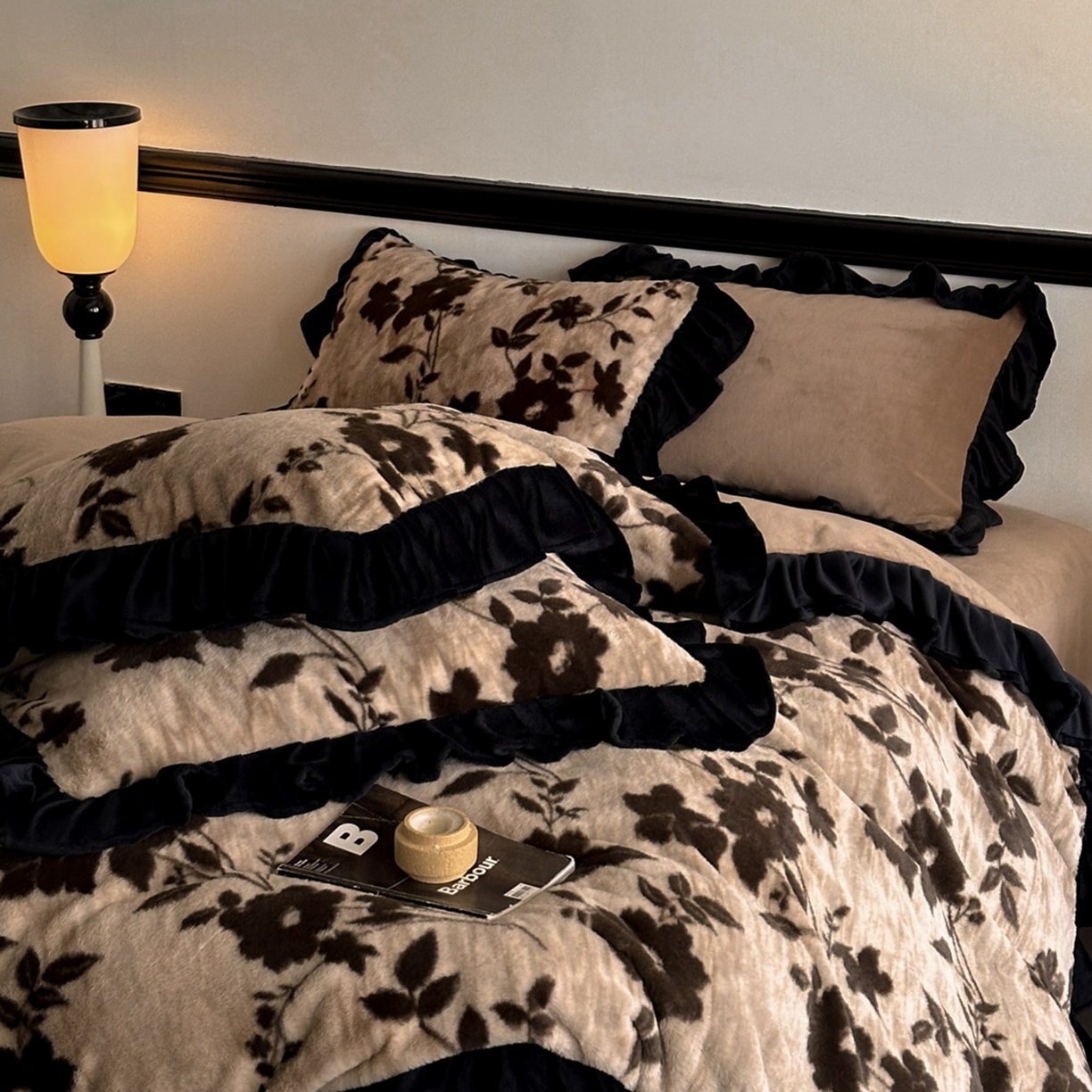 91家纺网 家纺一手货源 找家纺 子曰 2025新款A类法式小香风黑边款兔绒牛奶绒四件套 黑边款-花语