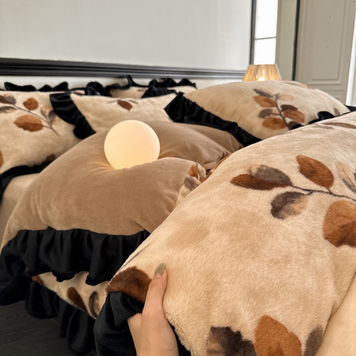 91家纺网 家纺一手货源 找家纺 子曰 2025新款A类法式小香风黑边款兔绒牛奶绒四件套 黑边款-曼丽