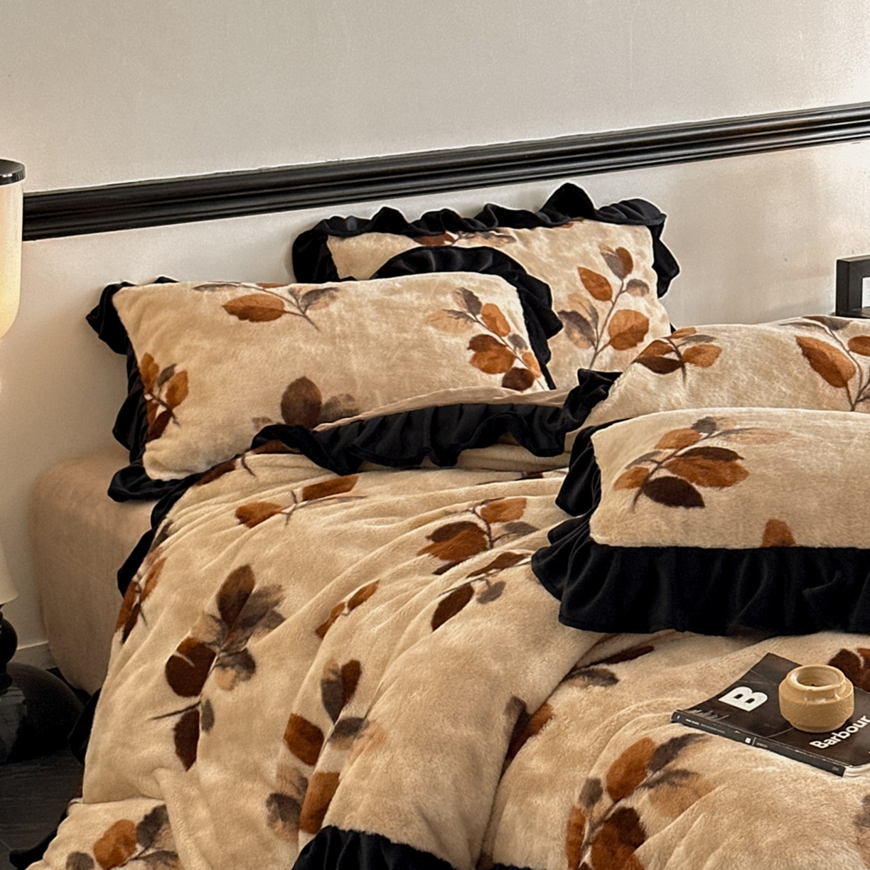 91家纺网 家纺一手货源 找家纺 子曰 2025新款A类法式小香风黑边款兔绒牛奶绒四件套 黑边款-曼丽