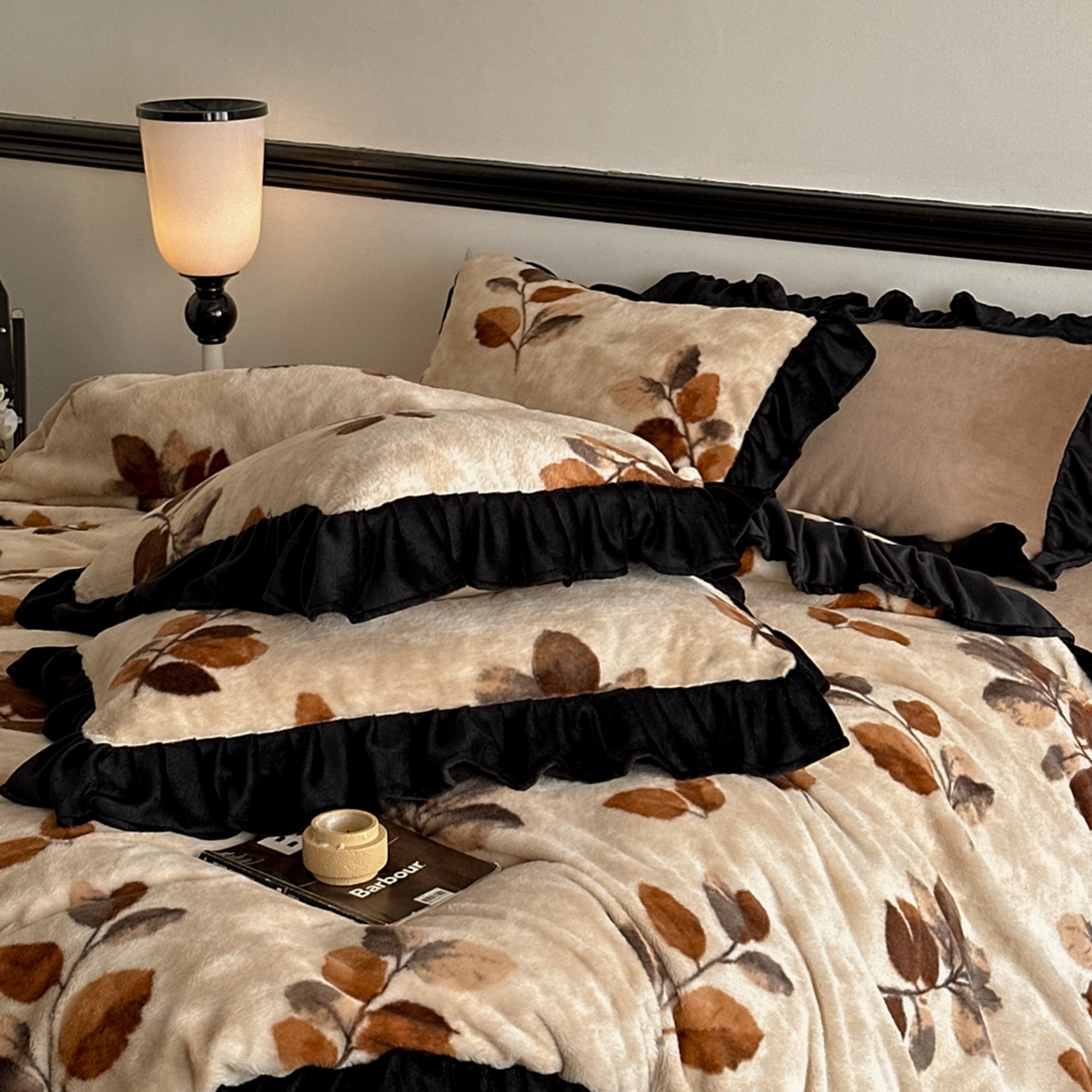 91家纺网 家纺一手货源 找家纺 子曰 2025新款A类法式小香风黑边款兔绒牛奶绒四件套 黑边款-曼丽