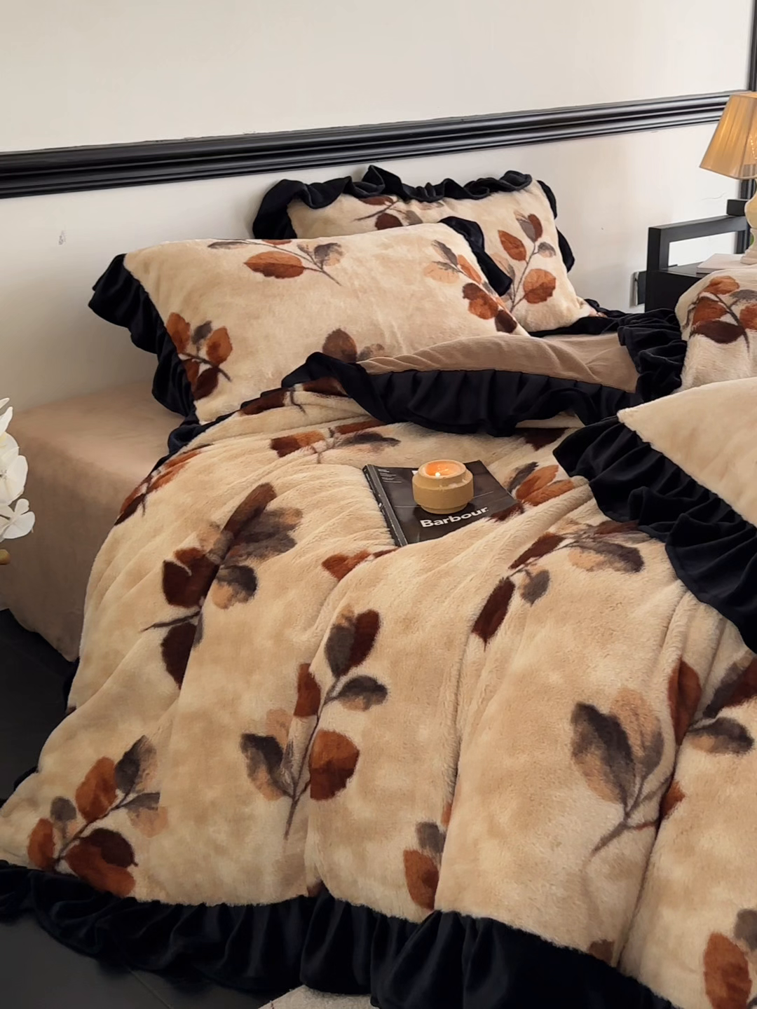 91家纺网 家纺一手货源 找家纺 子曰 2025新款A类法式小香风黑边款兔绒牛奶绒四件套 黑边款-曼丽