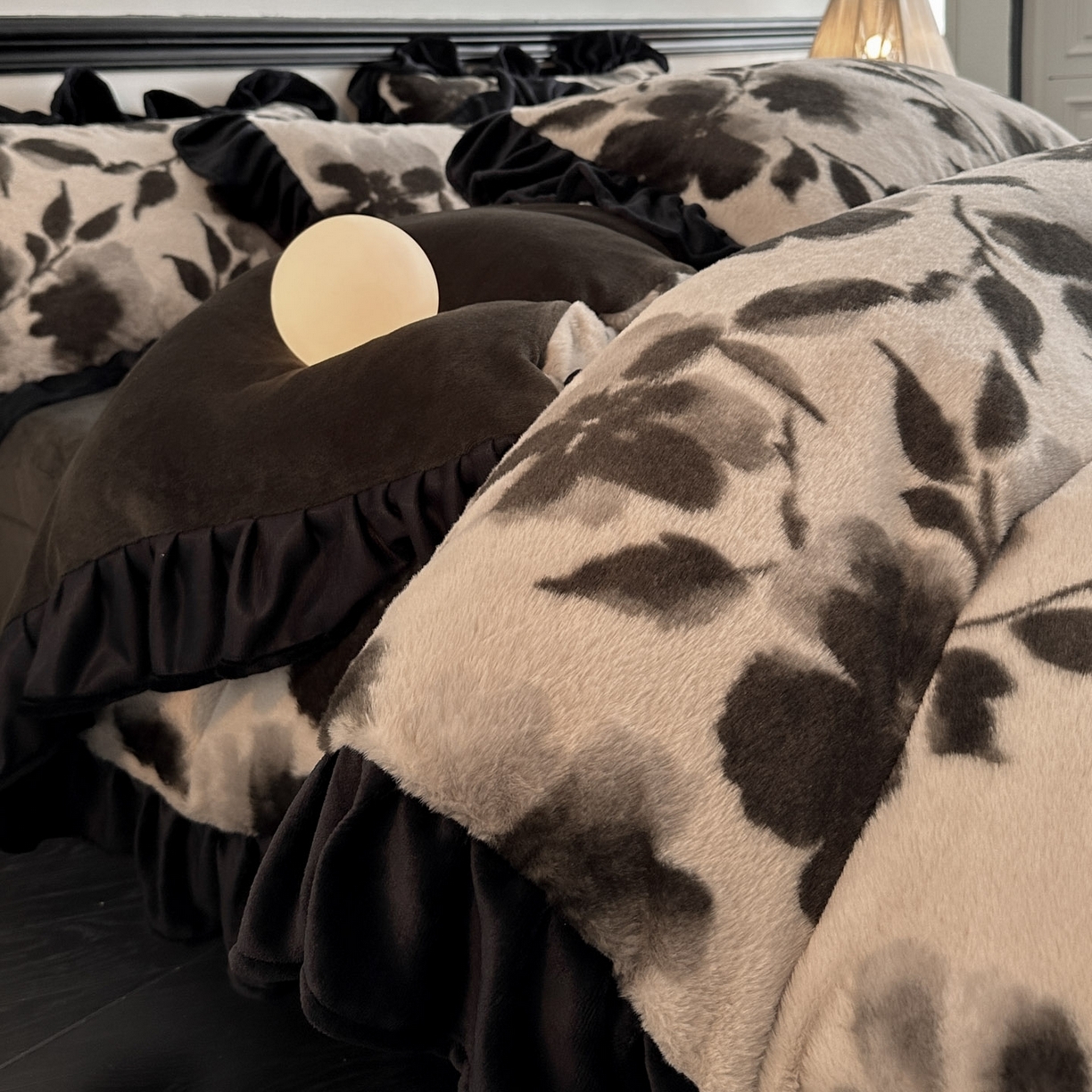 91家纺网 家纺一手货源 找家纺 子曰 2025新款A类法式小香风黑边款兔绒牛奶绒四件套 黑边款-莫奈