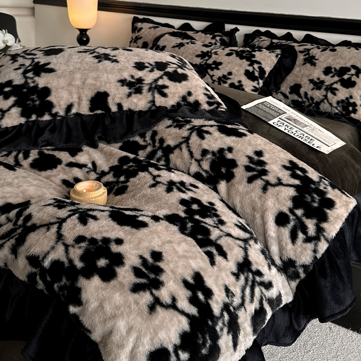 91家纺网 家纺一手货源 找家纺 子曰 2025新款A类法式小香风黑边款兔绒牛奶绒四件套 黑边款-萦漫