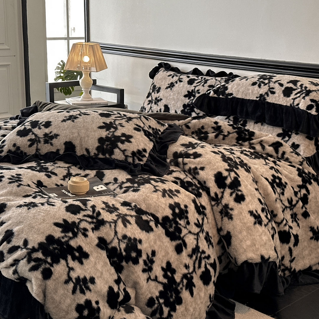 91家纺网 家纺一手货源 找家纺 子曰 2025新款A类法式小香风黑边款兔绒牛奶绒四件套 黑边款-萦漫