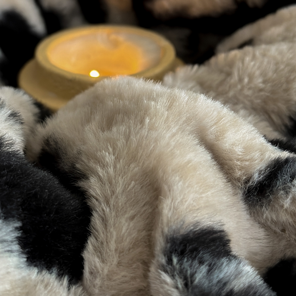 91家纺网 家纺一手货源 找家纺 子曰 2025新款A类法式小香风黑边款兔绒牛奶绒四件套 黑边款-萦漫