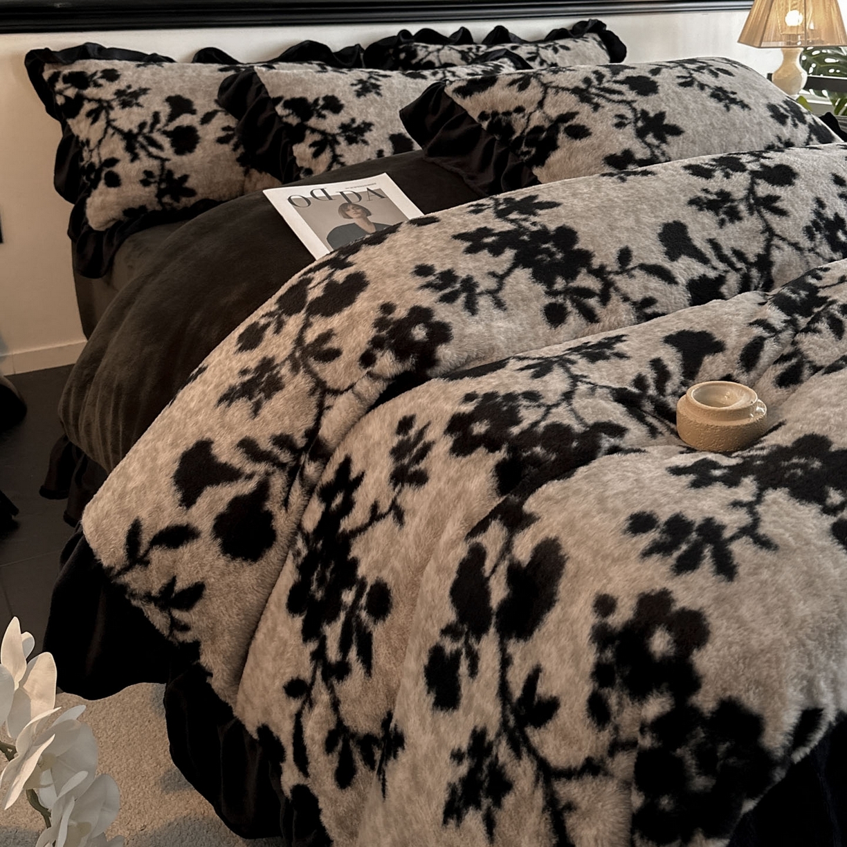 91家纺网 家纺一手货源 找家纺 子曰 2025新款A类法式小香风黑边款兔绒牛奶绒四件套 黑边款-萦漫