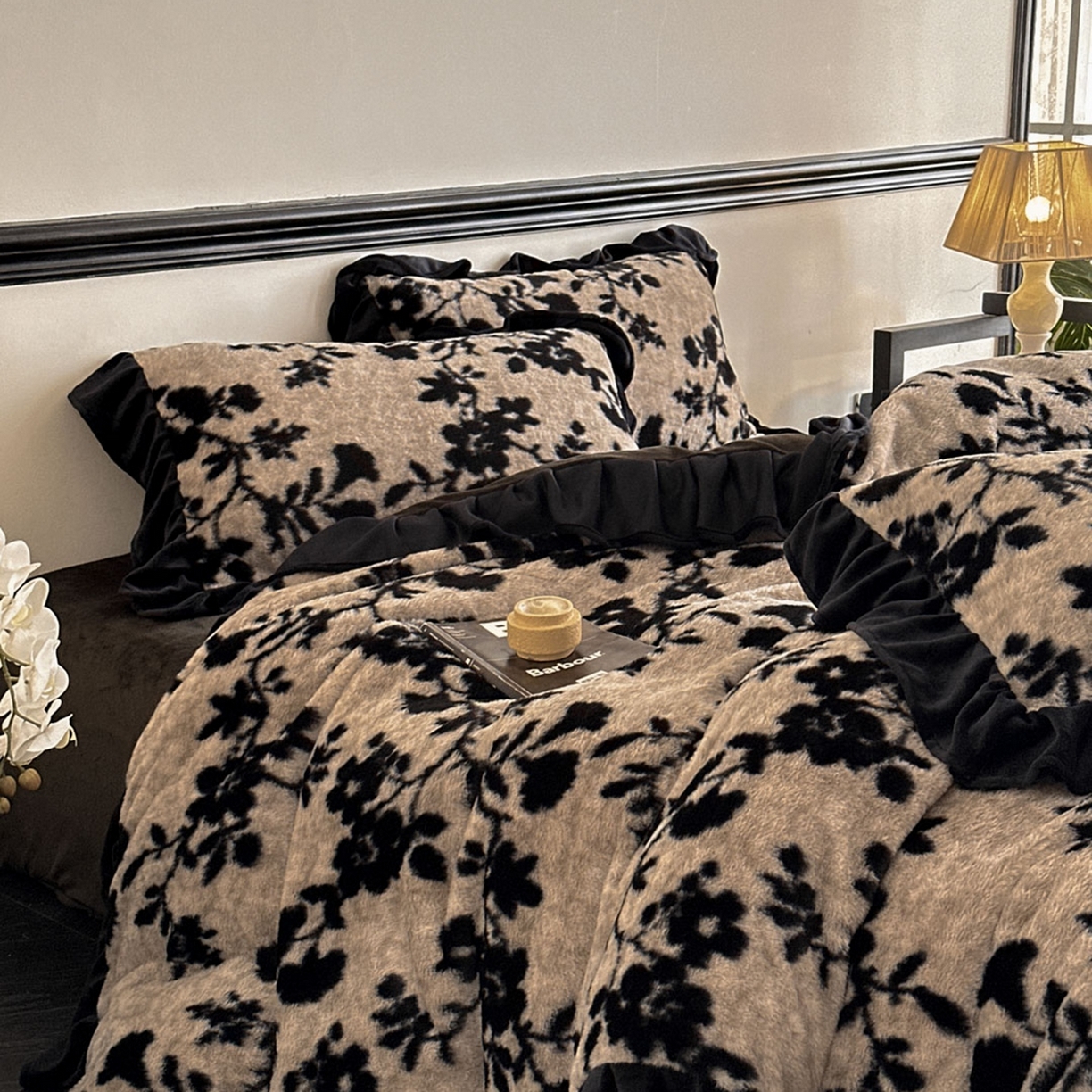 91家纺网 家纺一手货源 找家纺 子曰 2025新款A类法式小香风黑边款兔绒牛奶绒四件套 黑边款-萦漫