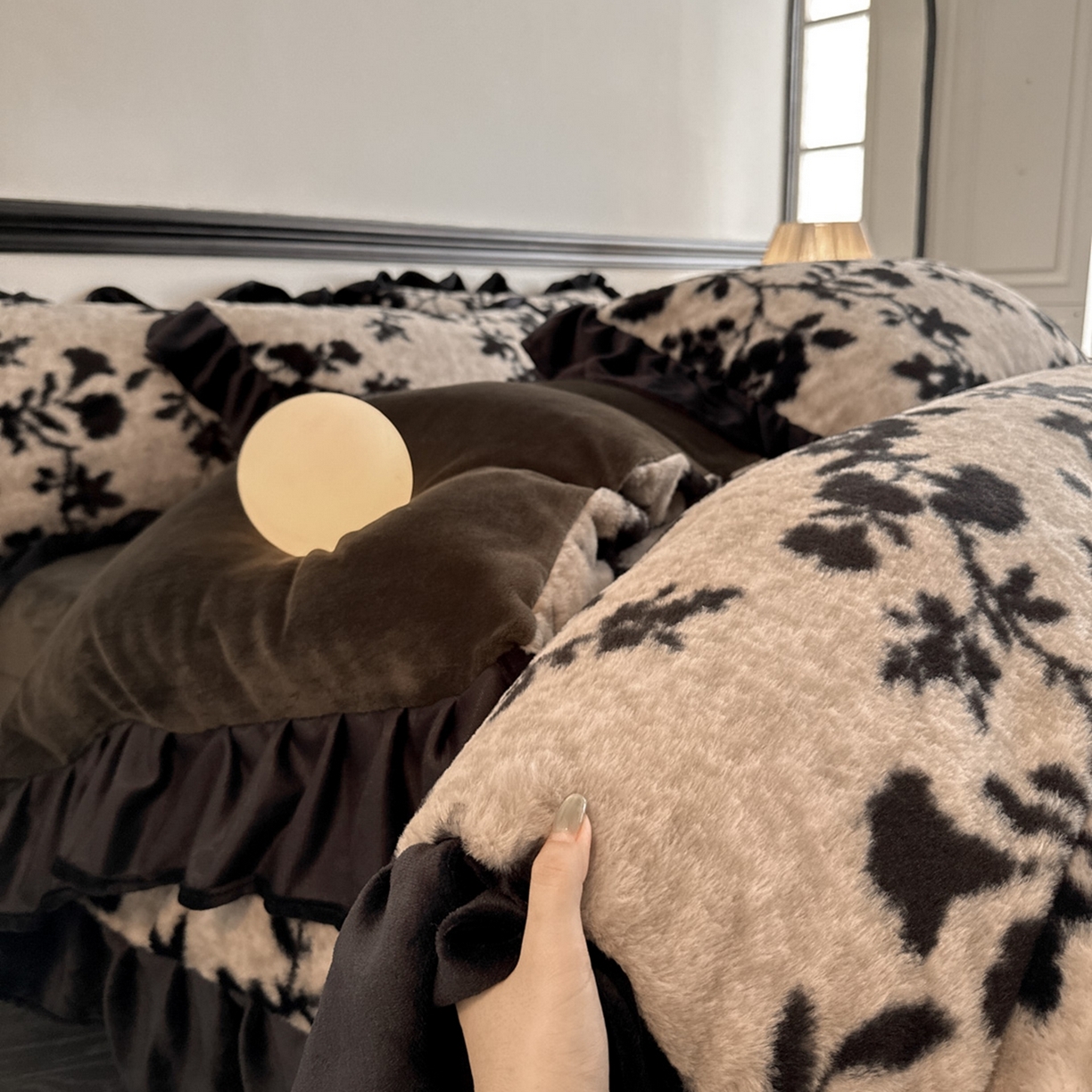 91家纺网 家纺一手货源 找家纺 子曰 2025新款A类法式小香风黑边款兔绒牛奶绒四件套 黑边款-萦漫