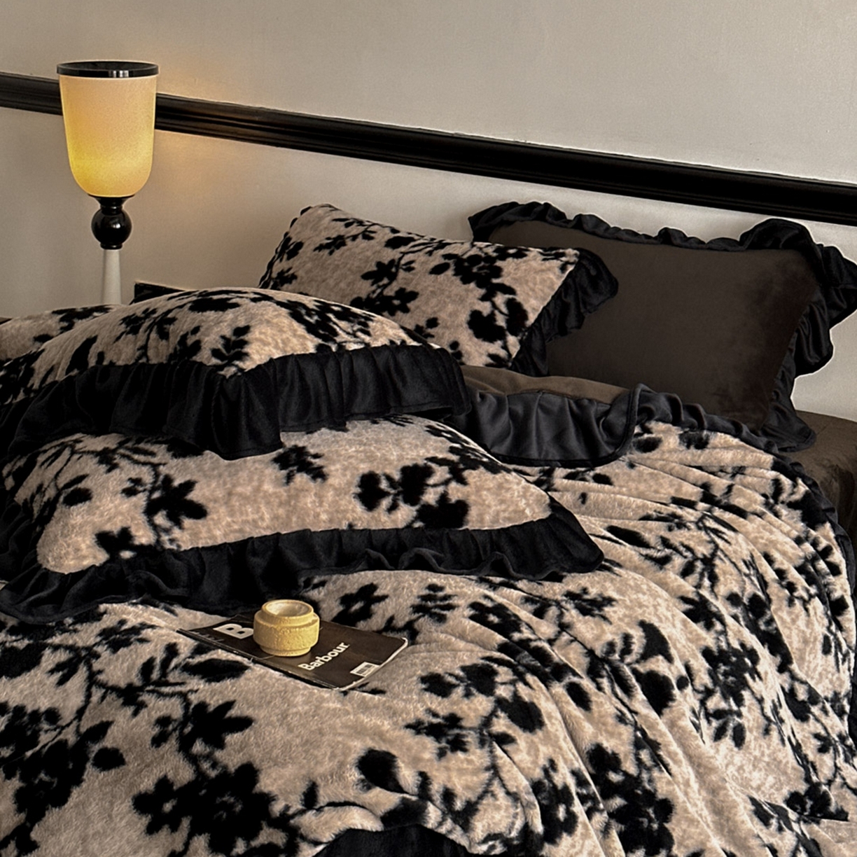 91家纺网 家纺一手货源 找家纺 子曰 2025新款A类法式小香风黑边款兔绒牛奶绒四件套 黑边款-萦漫