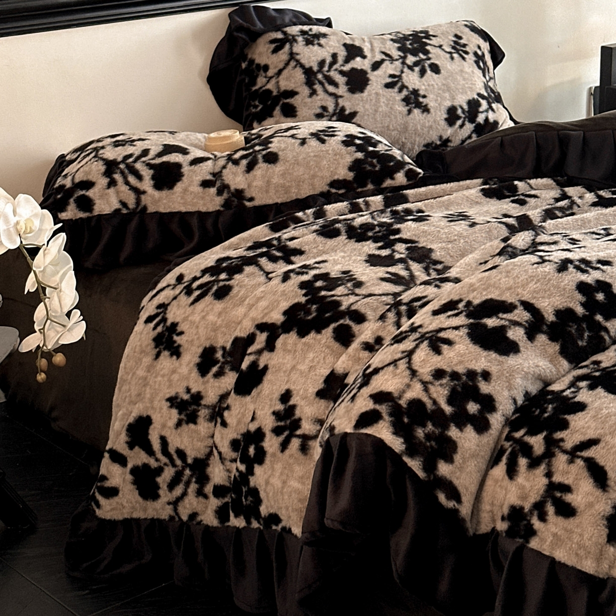 91家纺网 家纺一手货源 找家纺 子曰 2025新款A类法式小香风黑边款兔绒牛奶绒四件套 黑边款-萦漫