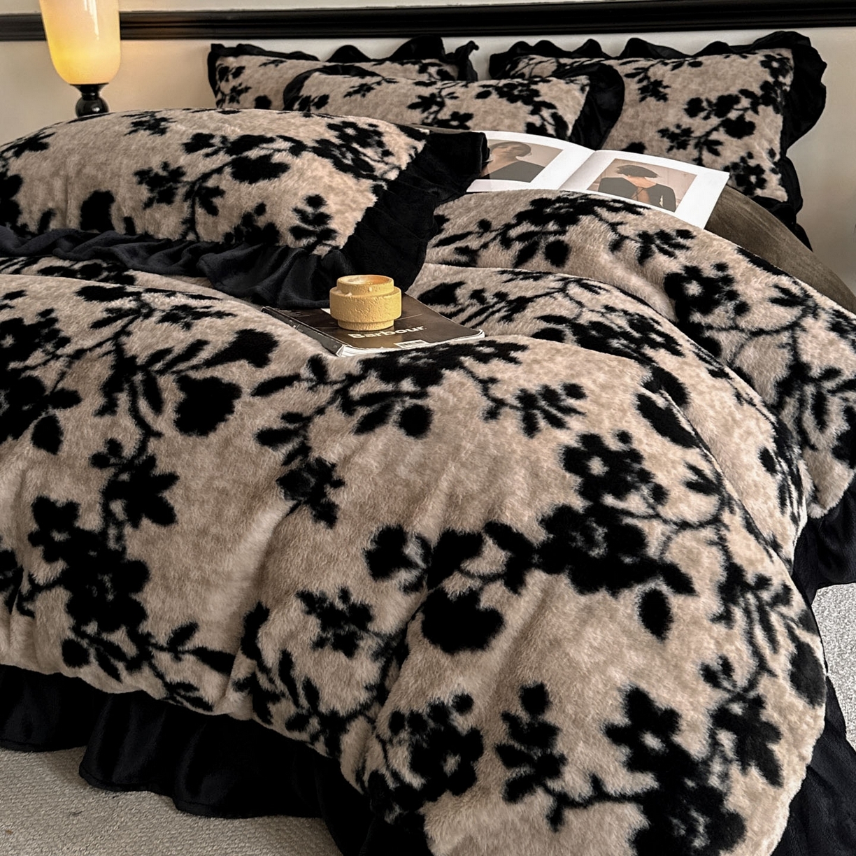 91家纺网 家纺一手货源 找家纺 子曰 2025新款A类法式小香风黑边款兔绒牛奶绒四件套 黑边款-萦漫