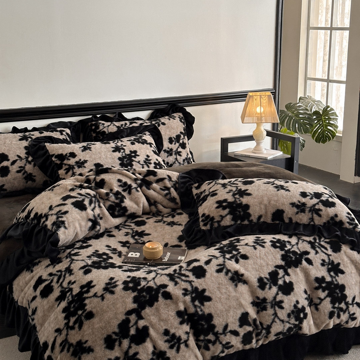 91家纺网 家纺一手货源 找家纺 子曰 2025新款A类法式小香风黑边款兔绒牛奶绒四件套 黑边款-萦漫