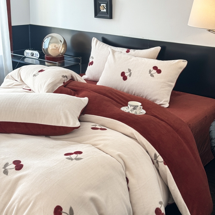 91家纺网 家纺一手货源 找家纺 子曰 2025新款A类高克重蒂肤绒羊绒保暖印花四件套 小樱桃-红