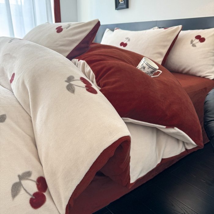 91家纺网 家纺一手货源 找家纺 子曰 2025新款A类高克重蒂肤绒羊绒保暖印花四件套 小樱桃-红