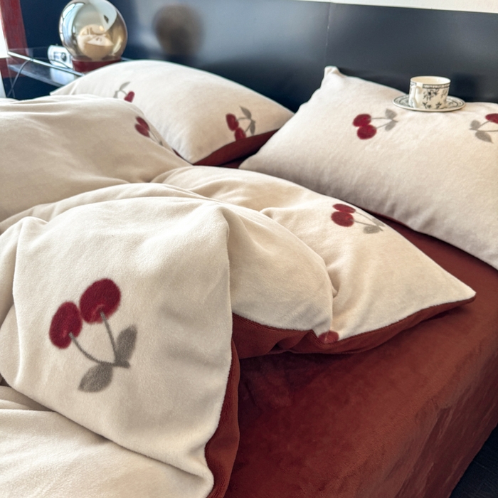 91家纺网 家纺一手货源 找家纺 子曰 2025新款A类高克重蒂肤绒羊绒保暖印花四件套 小樱桃-红