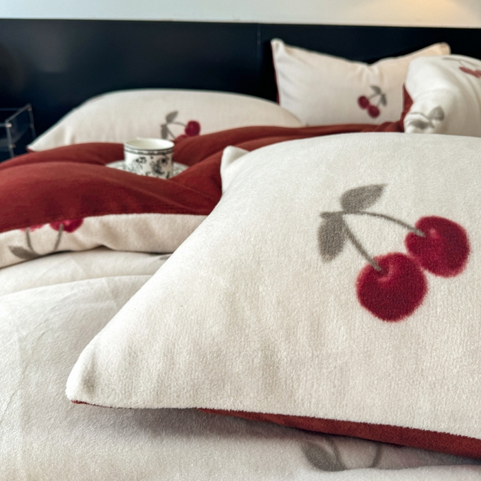 91家纺网 家纺一手货源 找家纺 子曰 2025新款A类高克重蒂肤绒羊绒保暖印花四件套 小樱桃-红