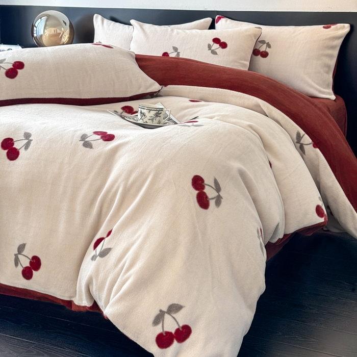 91家纺网 家纺一手货源 找家纺 子曰 2025新款A类高克重蒂肤绒羊绒保暖印花四件套 小樱桃-红