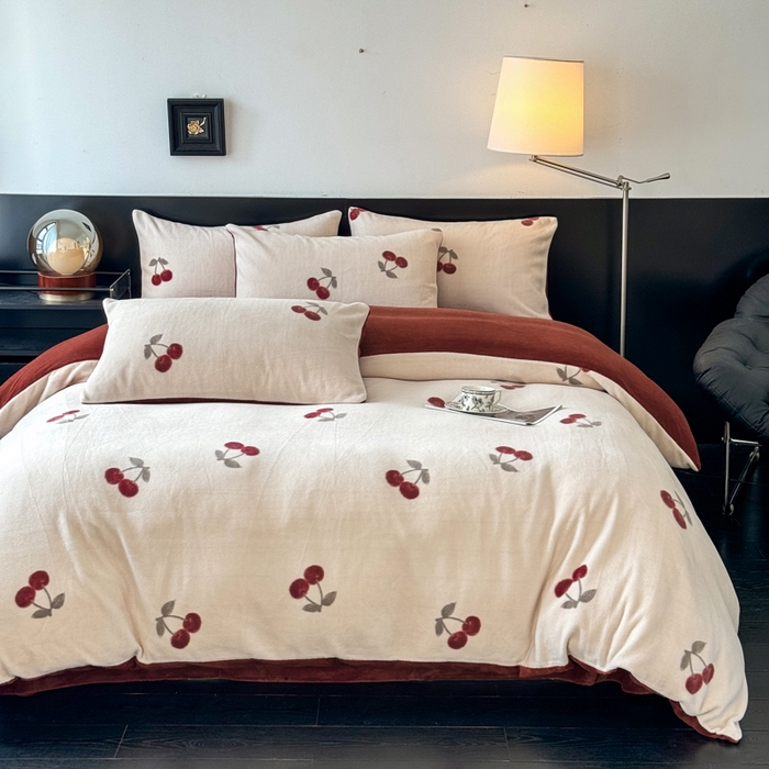 91家纺网 家纺一手货源 找家纺 子曰 2025新款A类高克重蒂肤绒羊绒保暖印花四件套 小樱桃-红