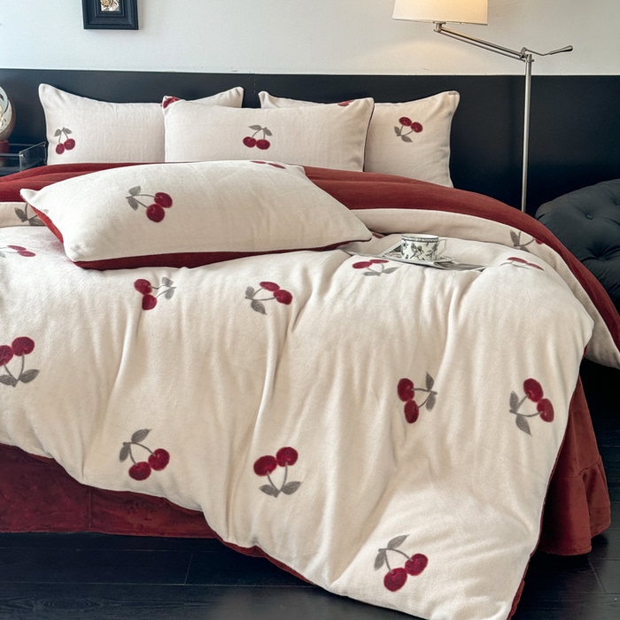 91家纺网 家纺一手货源 找家纺 子曰 2025新款A类高克重蒂肤绒羊绒保暖印花四件套 小樱桃-红