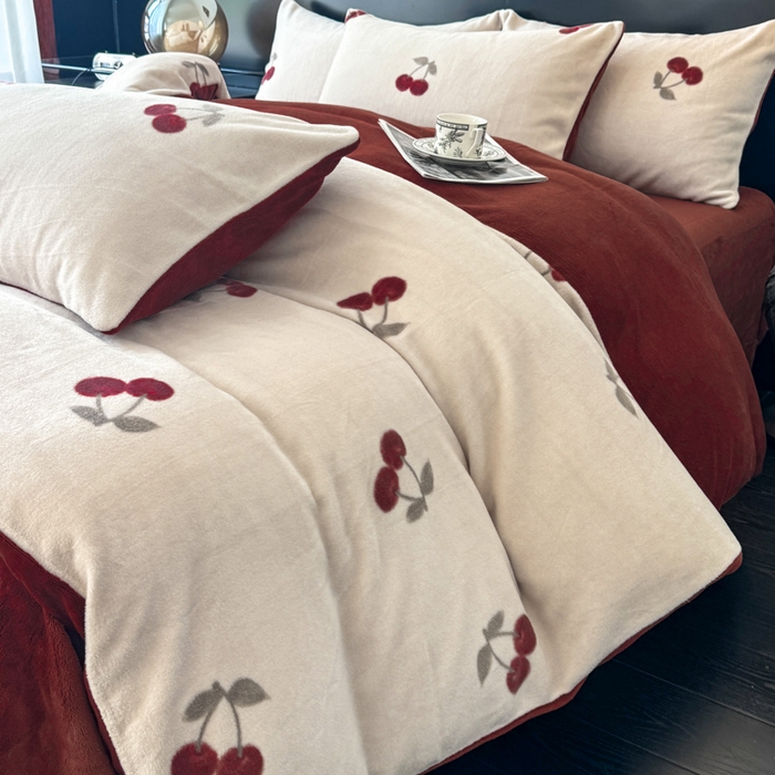 91家纺网 家纺一手货源 找家纺 子曰 2025新款A类高克重蒂肤绒羊绒保暖印花四件套 小樱桃-红