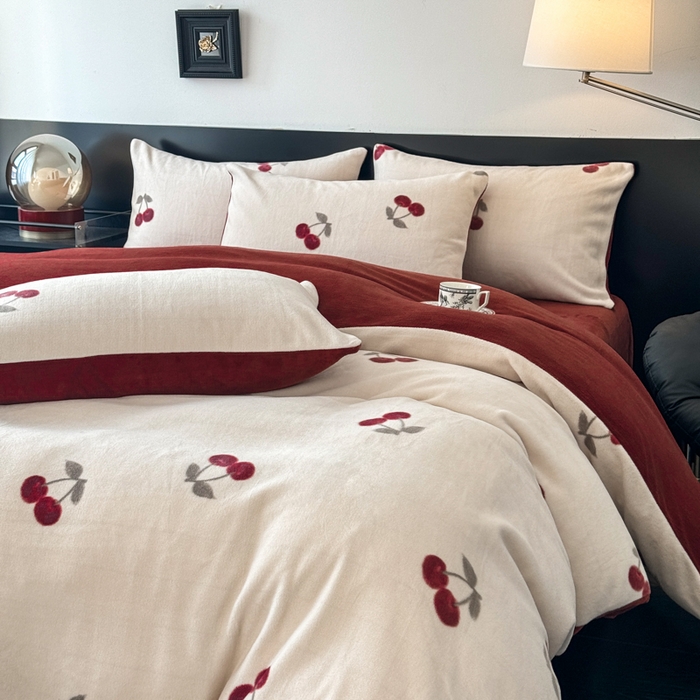 91家纺网 家纺一手货源 找家纺 子曰 2025新款A类高克重蒂肤绒羊绒保暖印花四件套 小樱桃-红