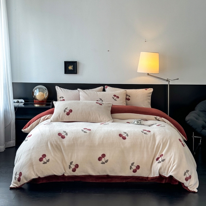 91家纺网 家纺一手货源 找家纺 子曰 2025新款A类高克重蒂肤绒羊绒保暖印花四件套 小樱桃-红