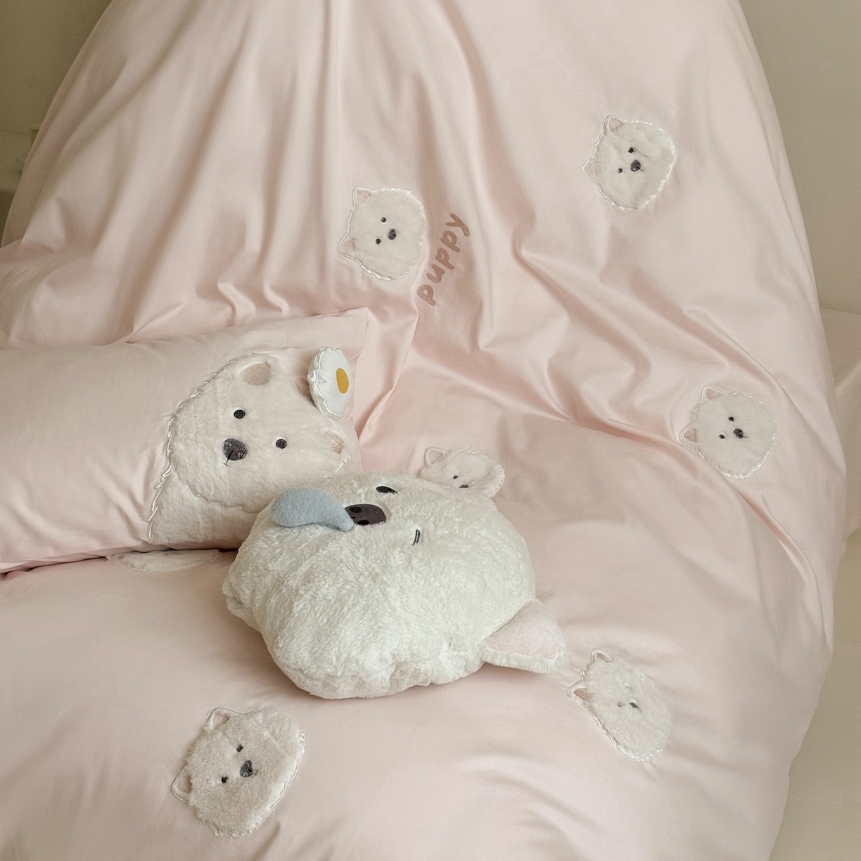 91家纺网 家纺一手货源 找家纺 鹿班家居 2025年新款秋冬款100S全棉纯棉磨毛贴布绣系列四件套-奶油大白（标准会员-20元） 奶油大白-粉色