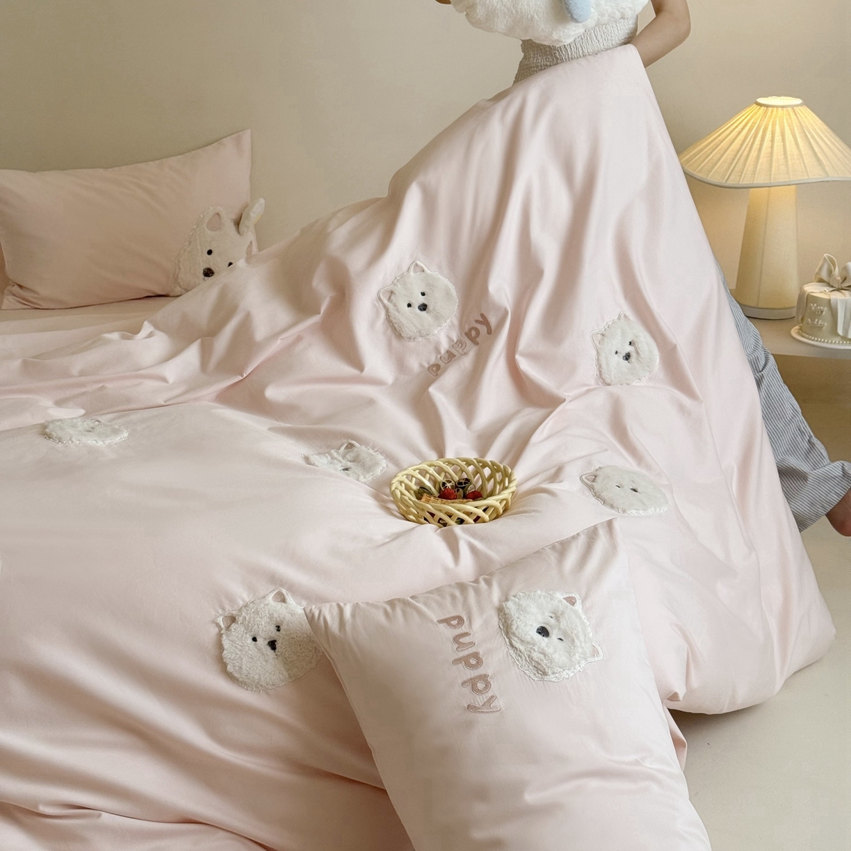 91家纺网 家纺一手货源 找家纺 鹿班家居 2025年新款秋冬款100S全棉纯棉磨毛贴布绣系列四件套-奶油大白（标准会员-20元） 奶油大白-粉色